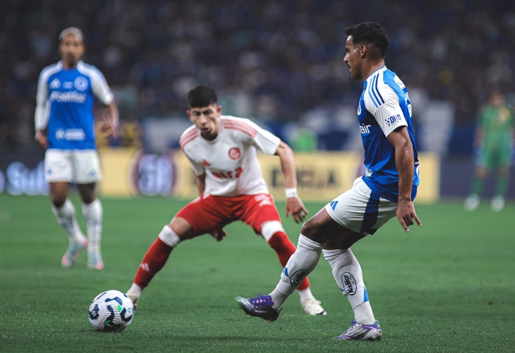 Cruzeiro brilha no Mineirão, bate o Internacional e assume a vice-liderança do Brasileirão