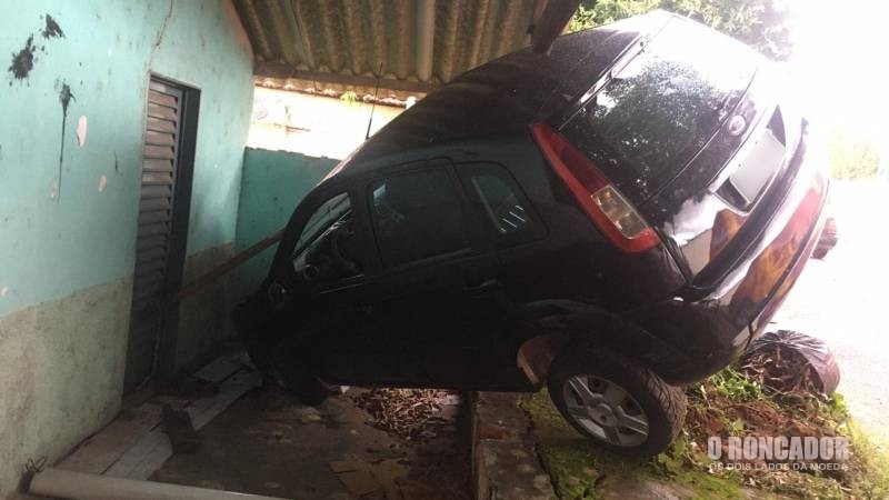 Carro invade casa em Barra do Garças e uma pessoa fica ferida