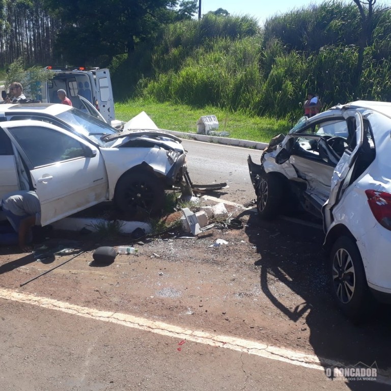 2 veículos causam colisão e se evadem em Água Boa
