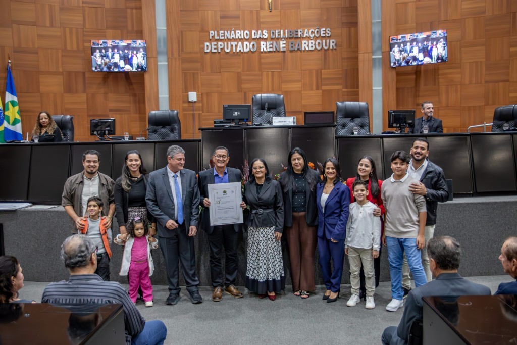 Autoridades civis, eclesiásticas e empresários são homenageados na ALMT