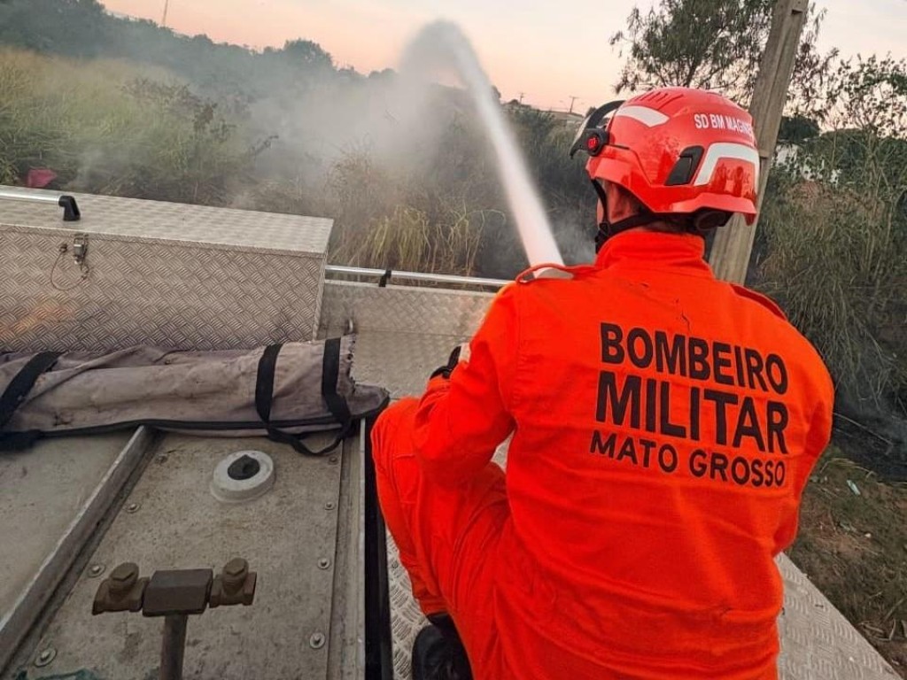 Corpo de Bombeiros combate incêndio em vegetação próximo à área urbana de Campo Verde