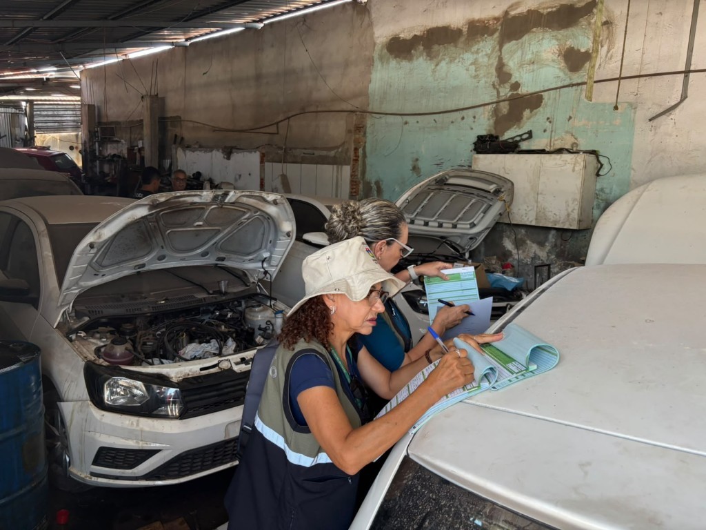 Ação de orientação e notificação libera vias e calçadas tomadas por sucatas em Cuiabá