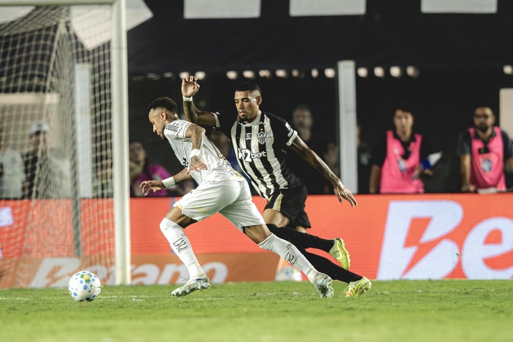 Santos vence Atlético-MG na Vila Belmiro e reage no Brasileirão
