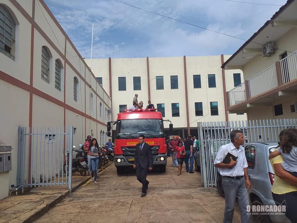 Parentes e amigos se despedem de Lázaro Crente