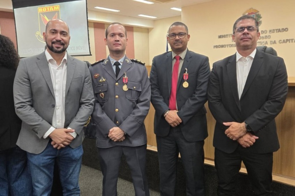 Integrantes do MPMT recebem Medalha Mérito Tático Policial